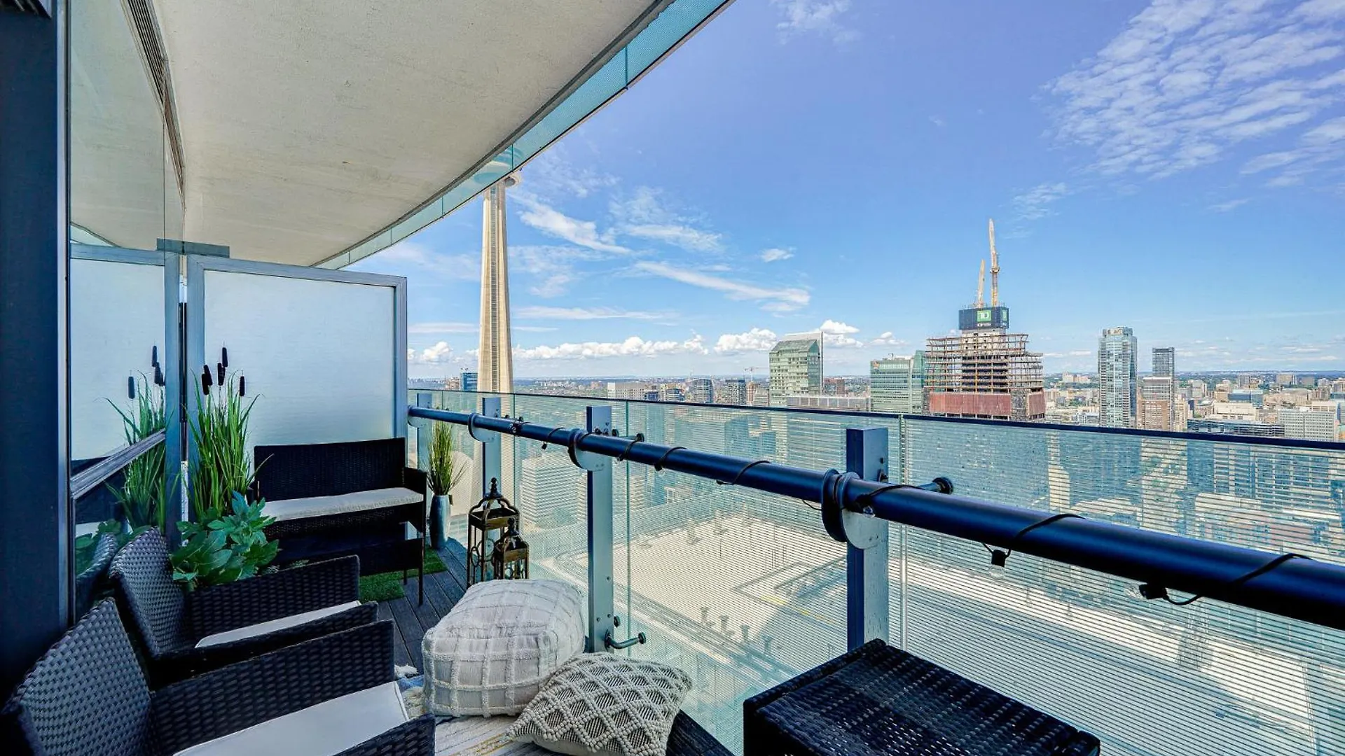 Skytree - Modern Rusty Condo Close To Union Station In Heart Of Downtown Toronto Canada