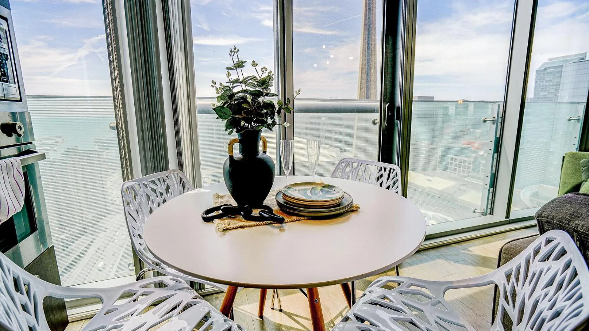 Skytree - Modern Rusty Condo Close To Union Station In Heart Of Downtown Toronto 0*,