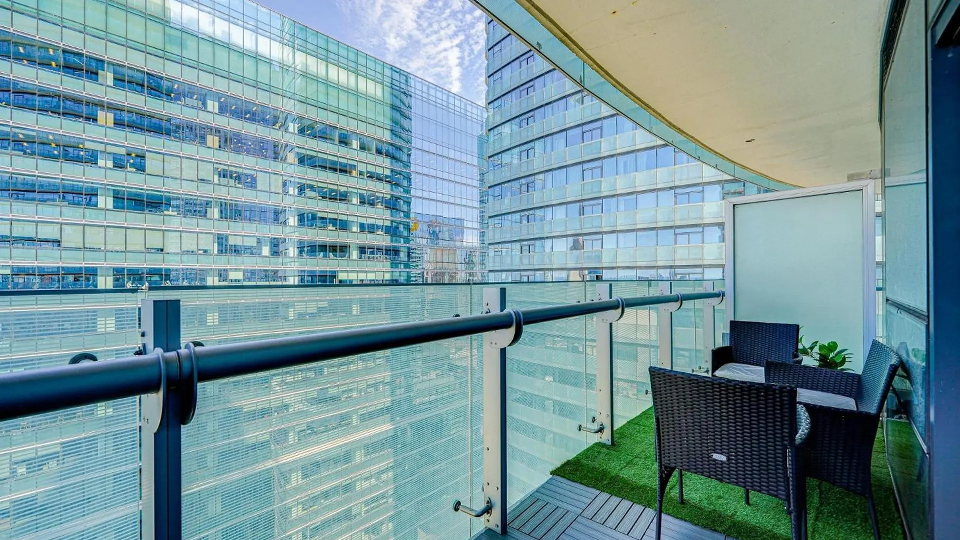 Skytree - Modern Rusty Condo Close To Union Station In Heart Of Downtown Торонто 0*,