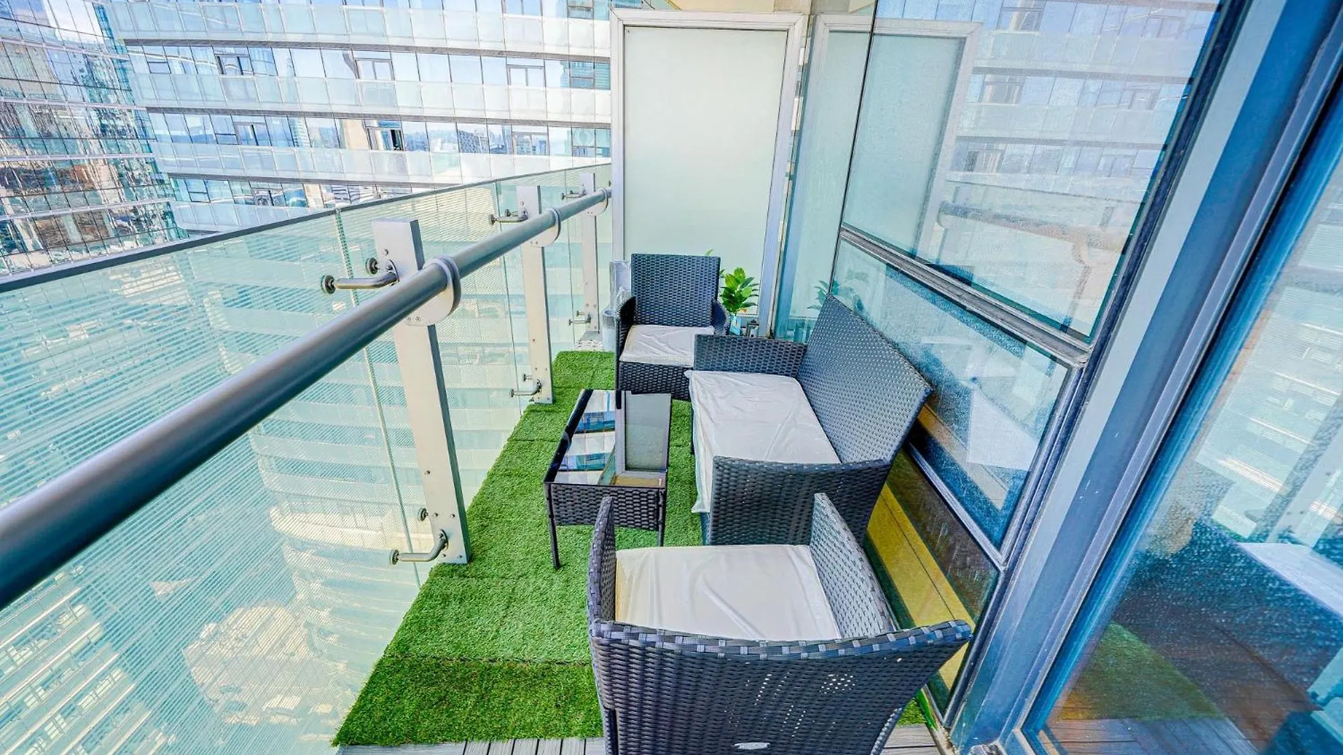 Апартаменты Skytree - Modern Rusty Condo Close To Union Station In Heart Of Downtown Торонто