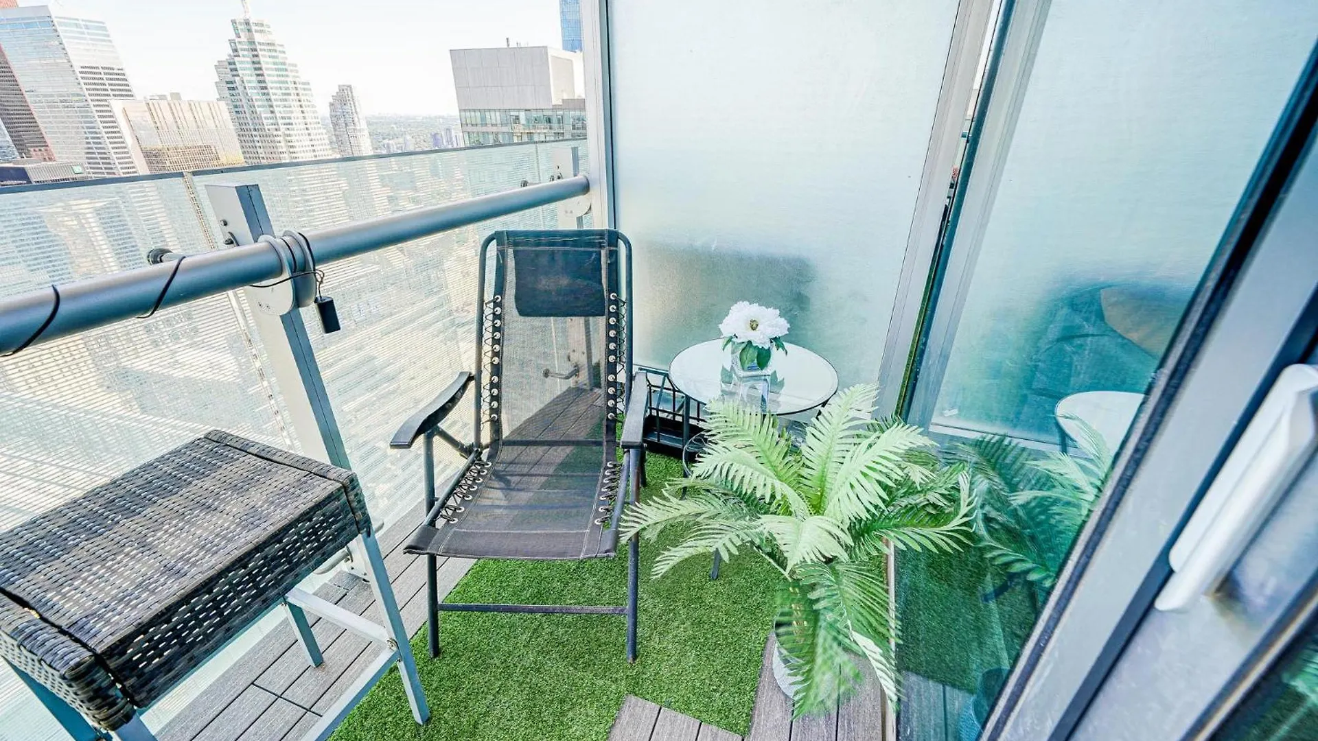 Skytree - Modern Rusty Condo Close To Union Station In Heart Of Downtown Торонто