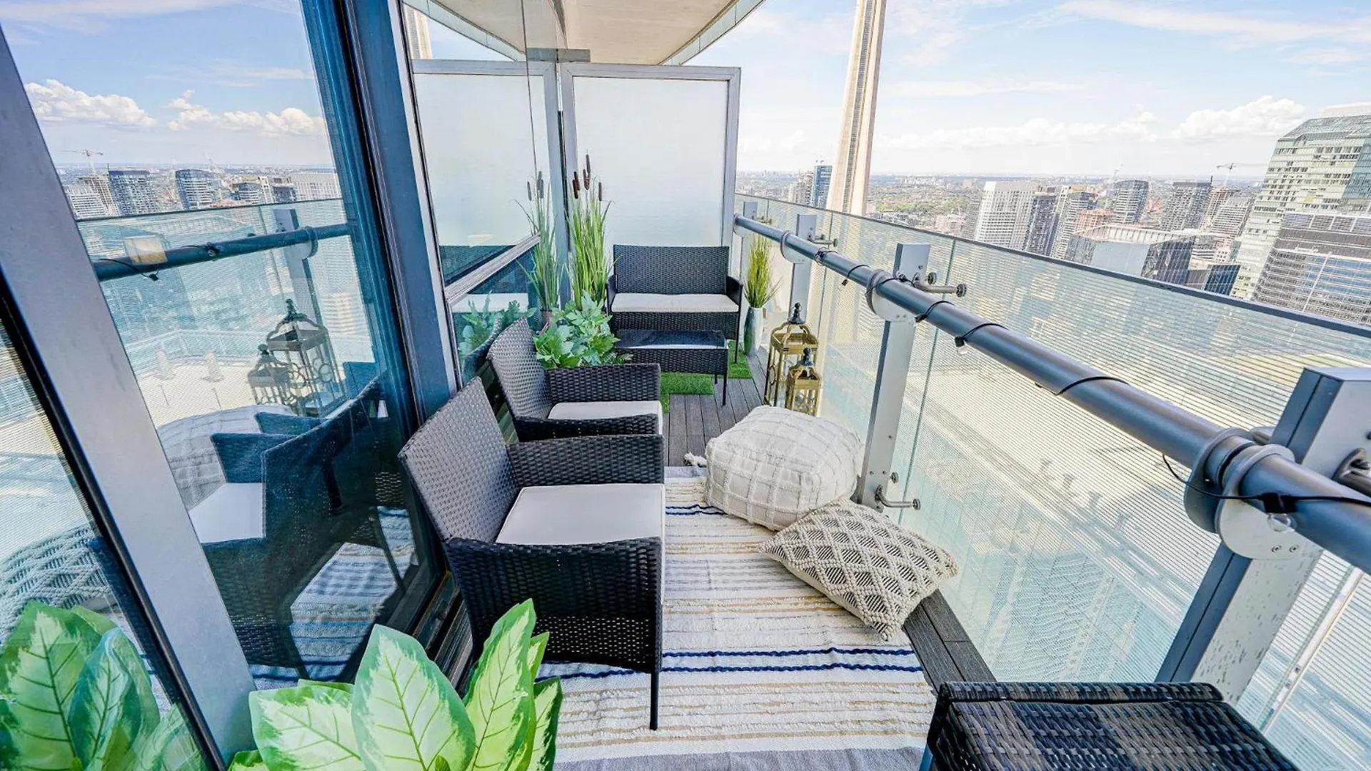 Skytree - Modern Rusty Condo Close To Union Station In Heart Of Downtown Торонто